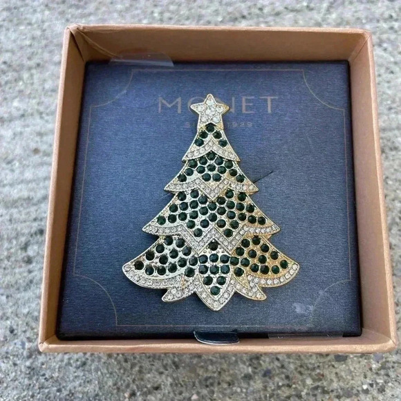 Monet Christmas Tree Pin NEW Gold Tone Green Stones - Picture 1 of 3